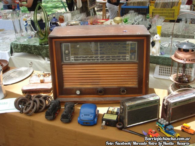 Vieja radio en venta en el Mercado Retro